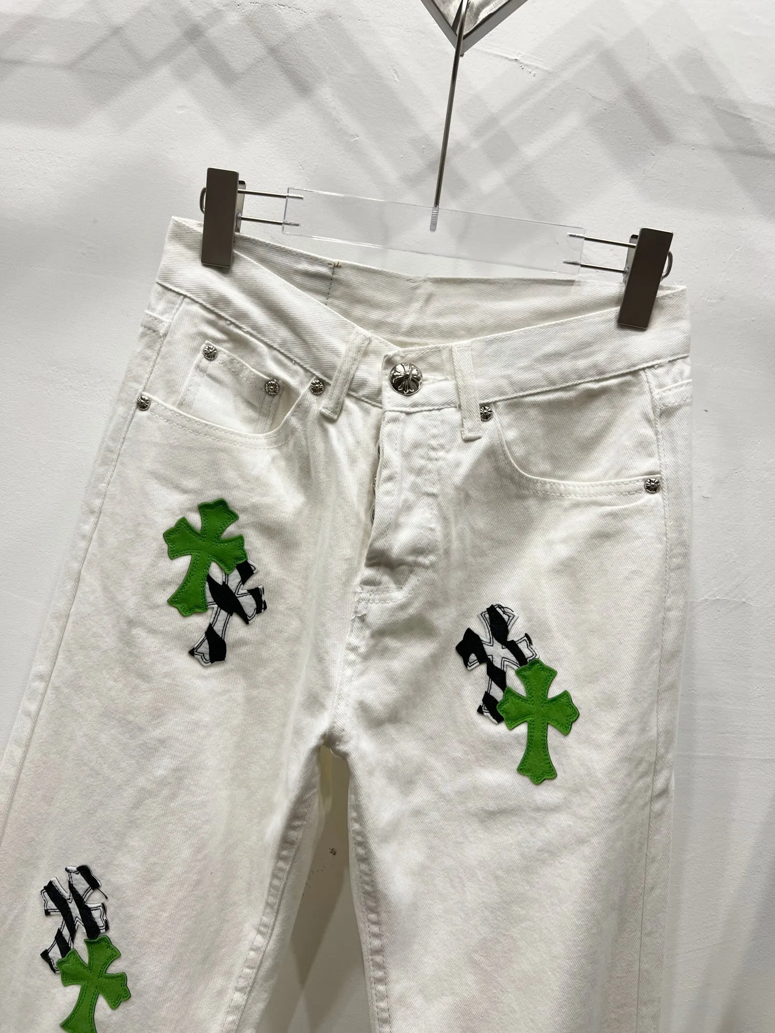 P260 Style number: (c037) Chrome hearts Cross patch leather jeans workwear logging pants Chrome hearts logging pants are here! ! ! CH Croix Heart Double Knee Cross Patch Leather Bo1 Style Logging Pants Straight-leg Work Pants B136 Croix Heart Cross Sanskrit Overalls Price 4W Level, Patched Cross Pattern Decoration, High Waist Washed Jeans! ! Absolutely high-end luxury products, 1.9W level god-level single products, super popular products, made by top heavy industry, not to be missed. About Zangyin, this is an extremely luxurious fashion brand, which can also be called the nobles of the high street. It has always been an exclusive brand of some hipsters or rich second generation. Compared with ordinary high streets, it is more luxurious and noble. Compared with luxury brands, it has a more fashionable personality and has always been a brand that I have a special liking for. Imported yarn is custom-woven into a high-density twill canvas, which ensures a crisp silhouette while the fabric feels very delicate. It follows the B01 classic silhouette, with a crisp and stylish upper body. The ready-made garments are stone-ground and fermented and can be matched with any style. Buttons and zinc are washed with genuine YKK retro metal products. Double-layered canvas on the front. Perfect details. All hardware is perfect. Size: s-XXL Color: White